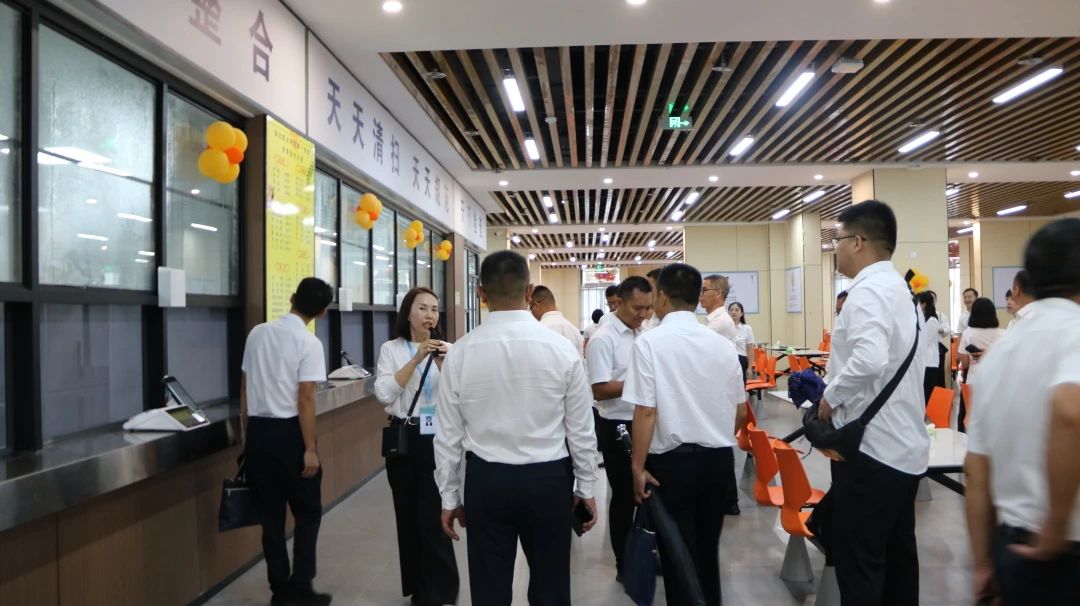 参加临沧市庆祝第40个教师节大会的相关人员到 PP电子游戏网站参观指导